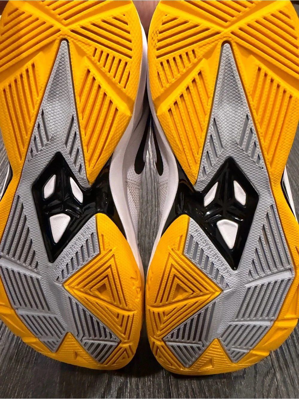 Nike Zoom Kobe Venomenon 4 White University Gold size 8.5